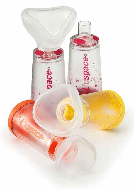 CAMERA DISTANZIATRICE PER EROGATORI SPRAY PREDOSATI L'ESPACE 220ML PER NEONATI SPAZIO MORTO 34ML CON MASCHERA VALVOLA INSPIRAZIONE 2 VALVOLE ESPIRAZIONE CODICE COLORE ARANCIO - farmaster.it